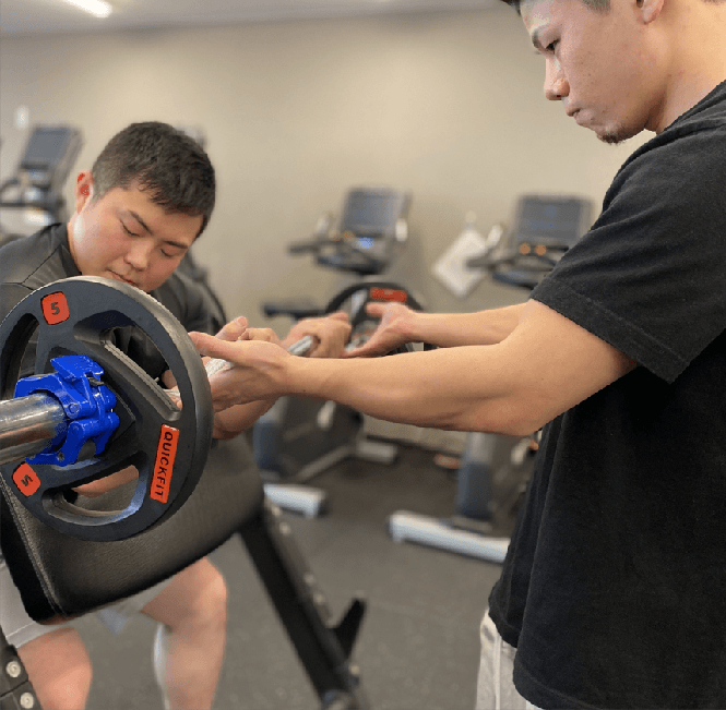ボディメイクのトレーニングをサポートする様子